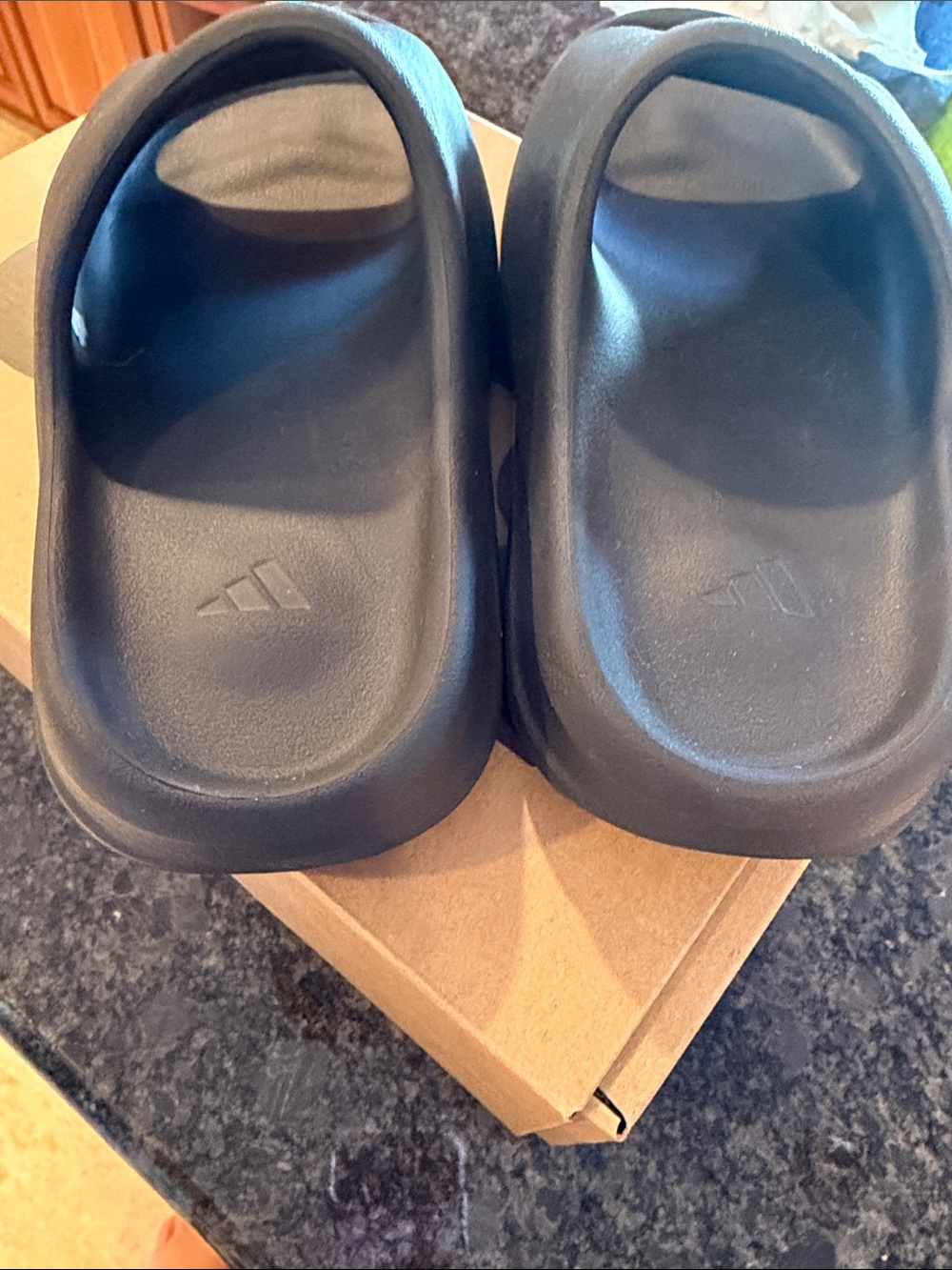adidas Yeezy Boost 350 V2 Slides in Black - Picture 4 of 6